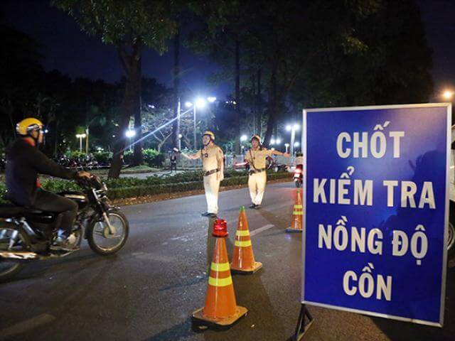 Uống rượu từ hôm trước, sáng hôm sau vẫn bị phạt nồng độ cồn, Bộ Công an nói gì? - Ảnh 1