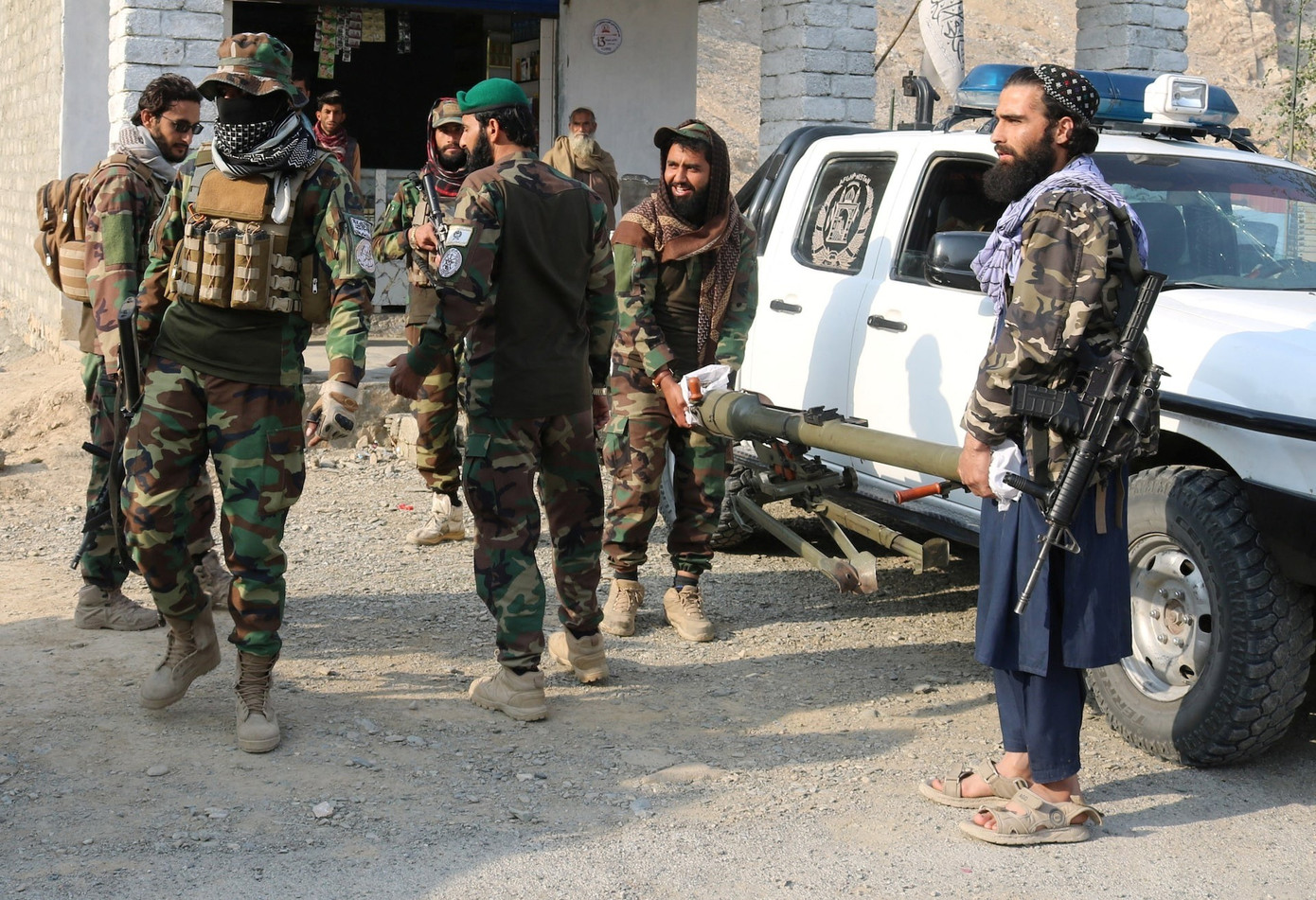 Chứng khoán Pakistan sụp đổ - Ảnh 1