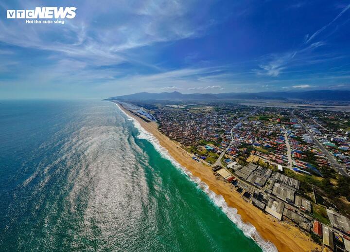 Độc đáo ngôi làng '100% nhà lợp mái đỏ' bên biển Đắk Lắk - Ảnh 1