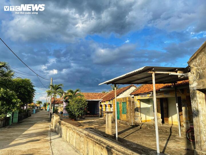 Độc đáo ngôi làng '100% nhà lợp mái đỏ' bên biển Đắk Lắk - Ảnh 9