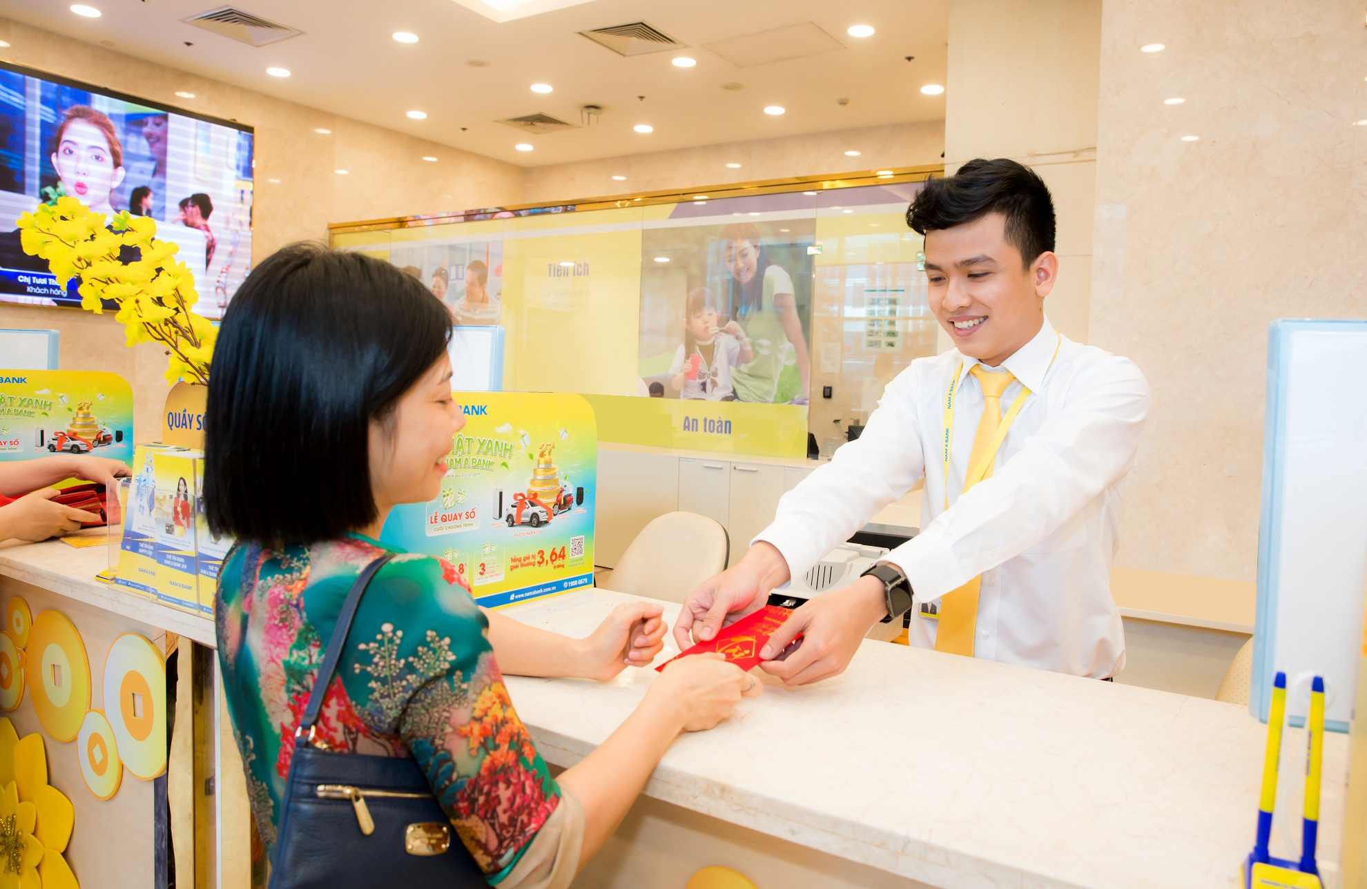 Khách hàng Vietcombank, ACB, Sacombank, SHB,… chú ý: Ngân hàng ‘lì xì’ hàng chục nghìn phần quà cho các giao dịch đầu năm mới - Ảnh 1