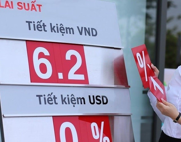 Đằng sau cuộc đua lãi suất ngân hàng - Ảnh 1