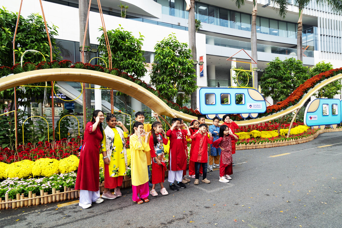 Khám phá đường hoa 'khu nhà giàu' ở TPHCM - Ảnh 6