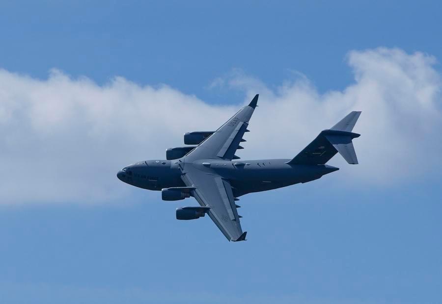 Mỹ dồn quân "sát vách" Iran, sơ tán nhân viên ngoại giao tại Lebanon - Ảnh 1