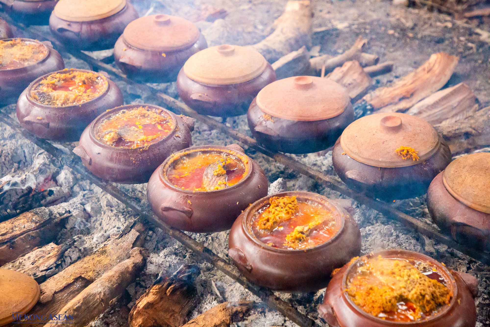 Cảnh tượng ngay lúc này tại một ngôi làng nằm ven sông Hồng: Nghi ngút khói cả ngày lẫn đêm - Ảnh 2