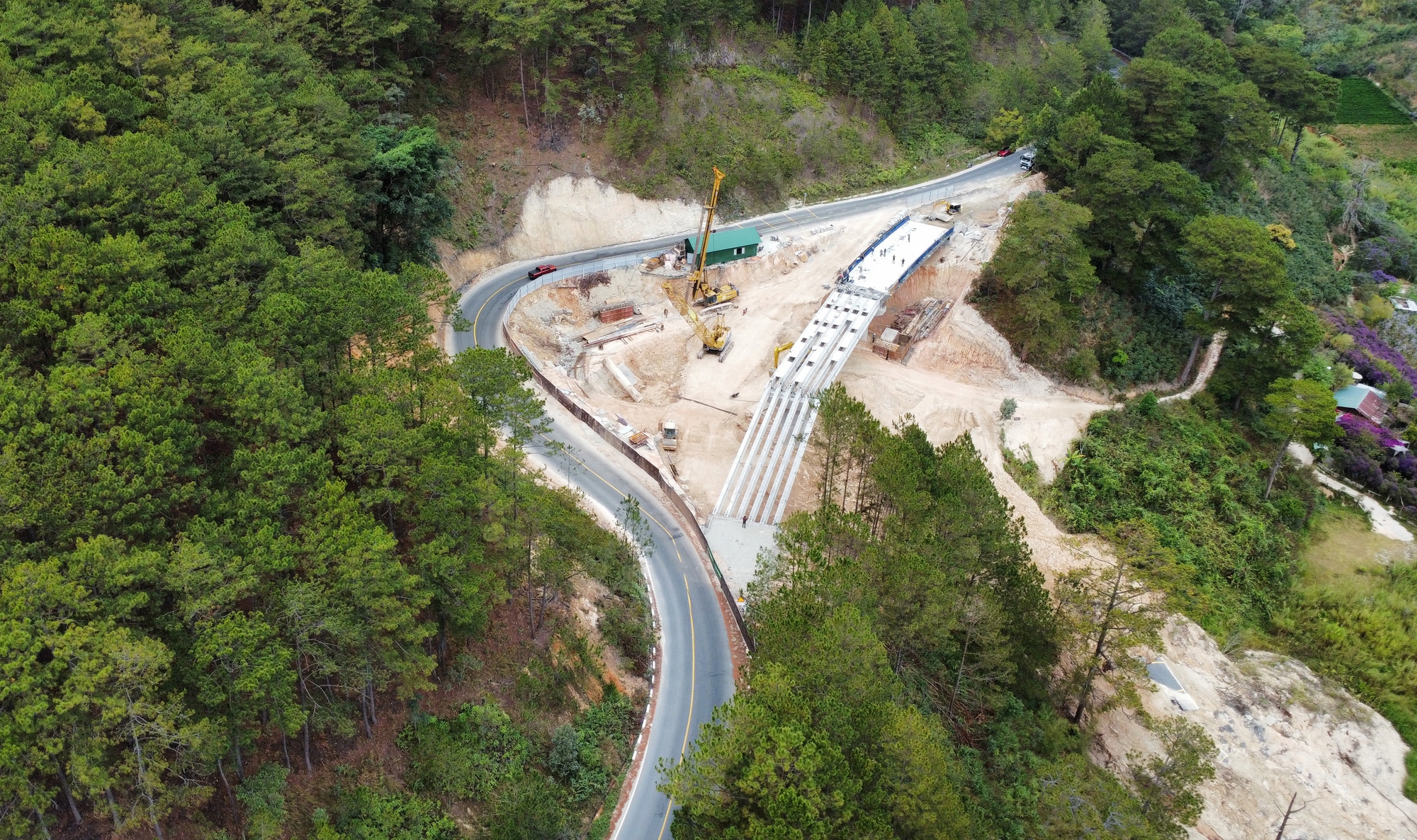 Hình hài cây cầu trên đèo Mimosa thay thế đoạn đường bị sạt lở cuối năm 2025 - Ảnh 2