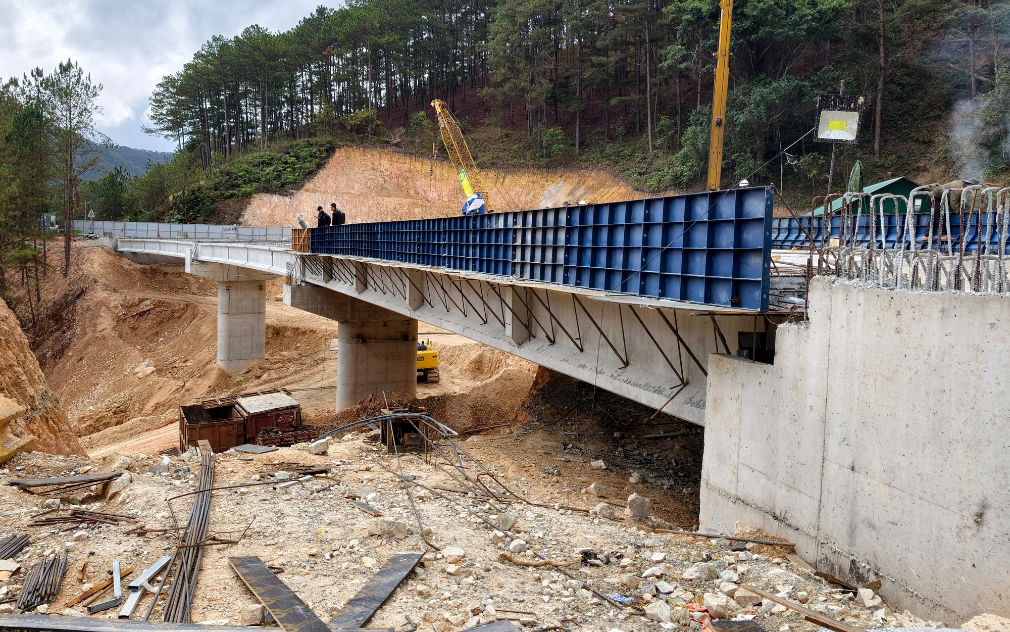 Hình hài cây cầu trên đèo Mimosa thay thế đoạn đường bị sạt lở cuối năm 2025 - Ảnh 3