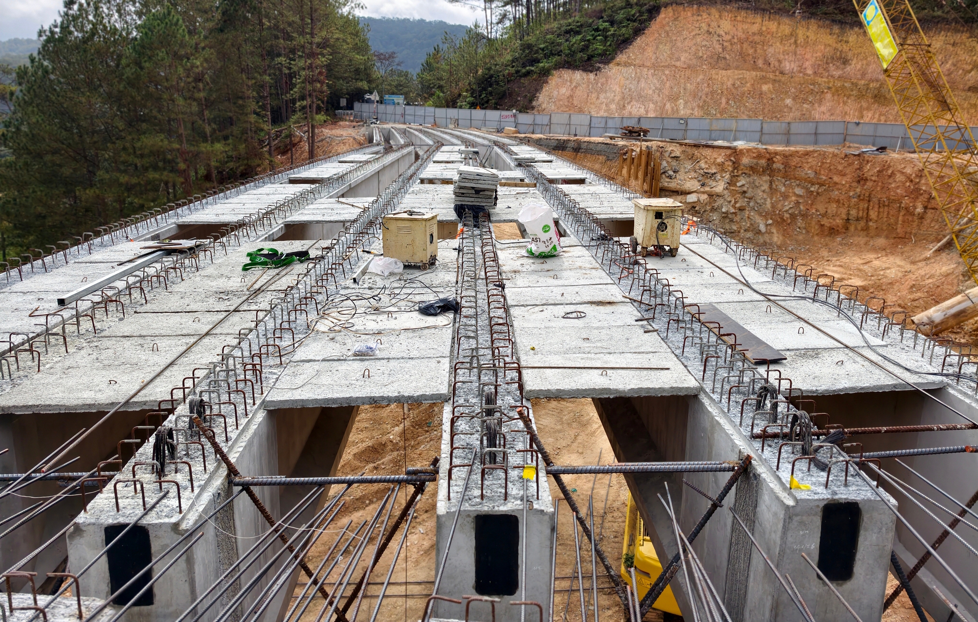 Hình hài cây cầu trên đèo Mimosa thay thế đoạn đường bị sạt lở cuối năm 2025 - Ảnh 5