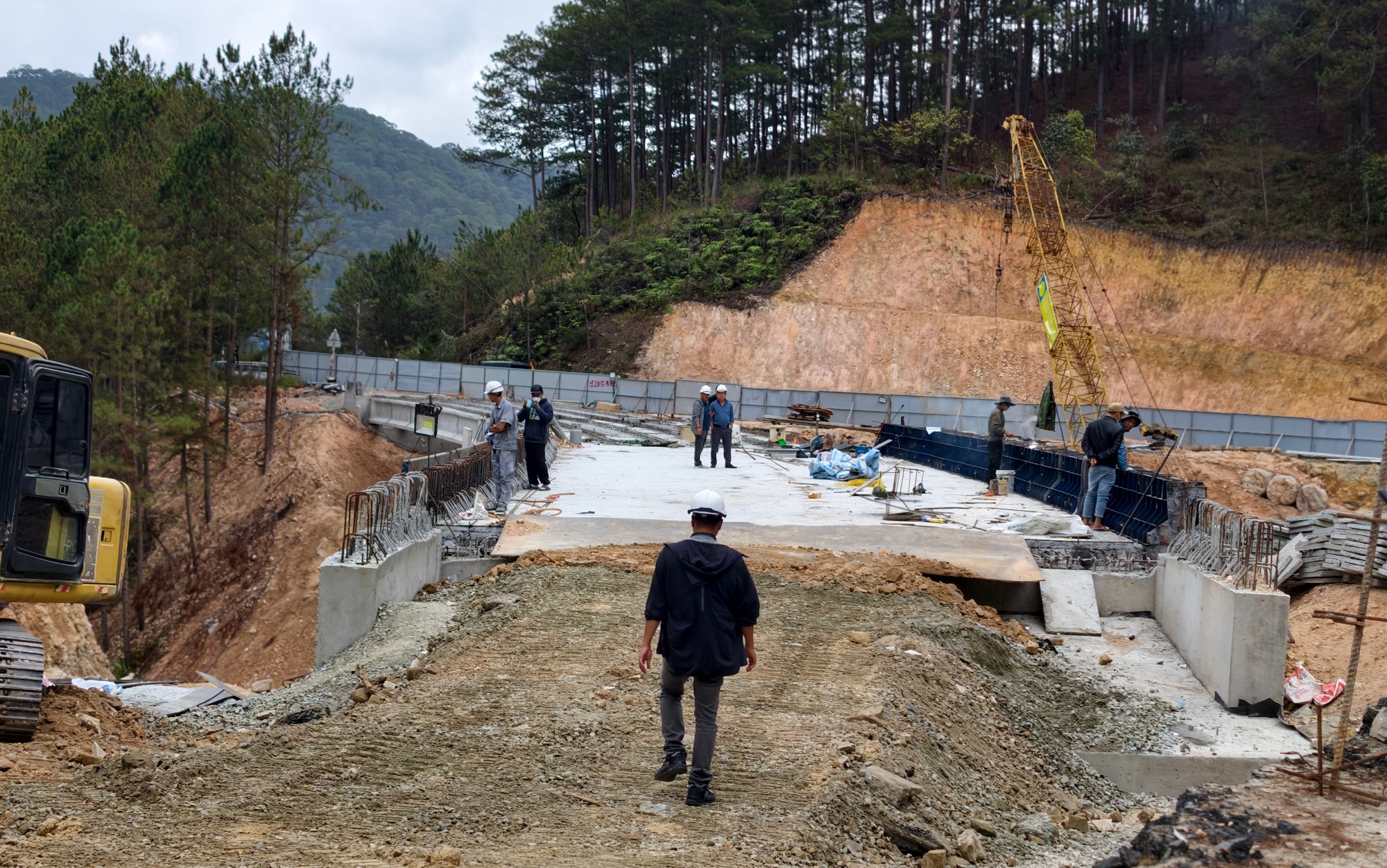 Hình hài cây cầu trên đèo Mimosa thay thế đoạn đường bị sạt lở cuối năm 2025 - Ảnh 6