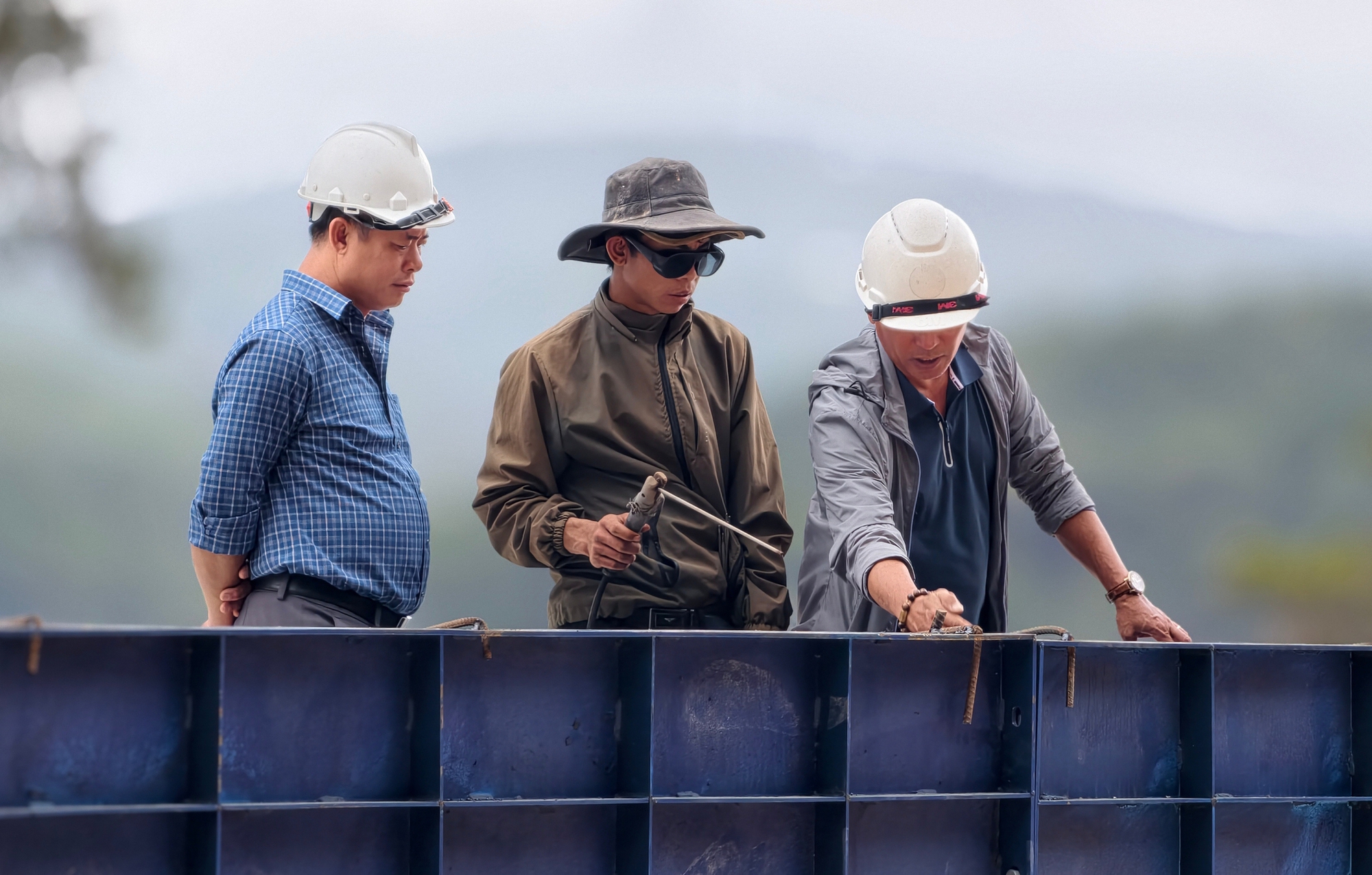 Hình hài cây cầu trên đèo Mimosa thay thế đoạn đường bị sạt lở cuối năm 2025 - Ảnh 8