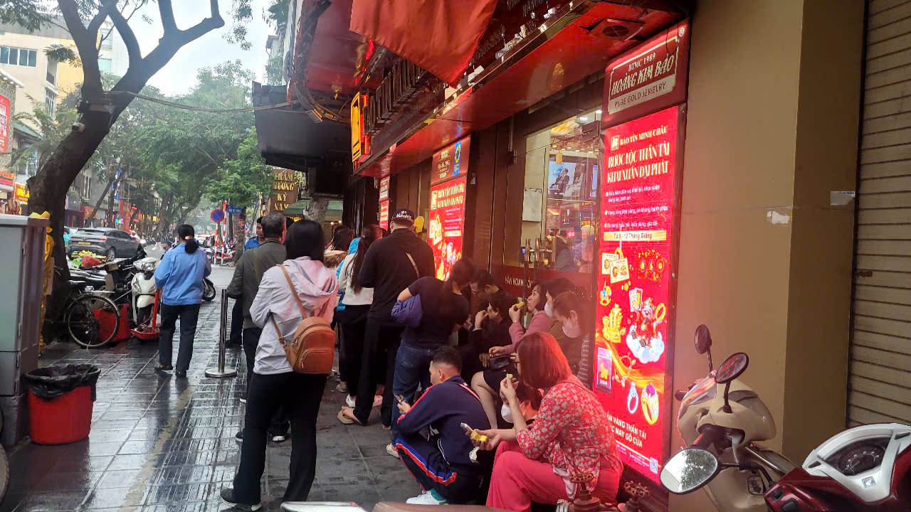 Người dân đội mưa xếp hàng chờ mua vàng trước ngày vía Thần Tài - Ảnh 3