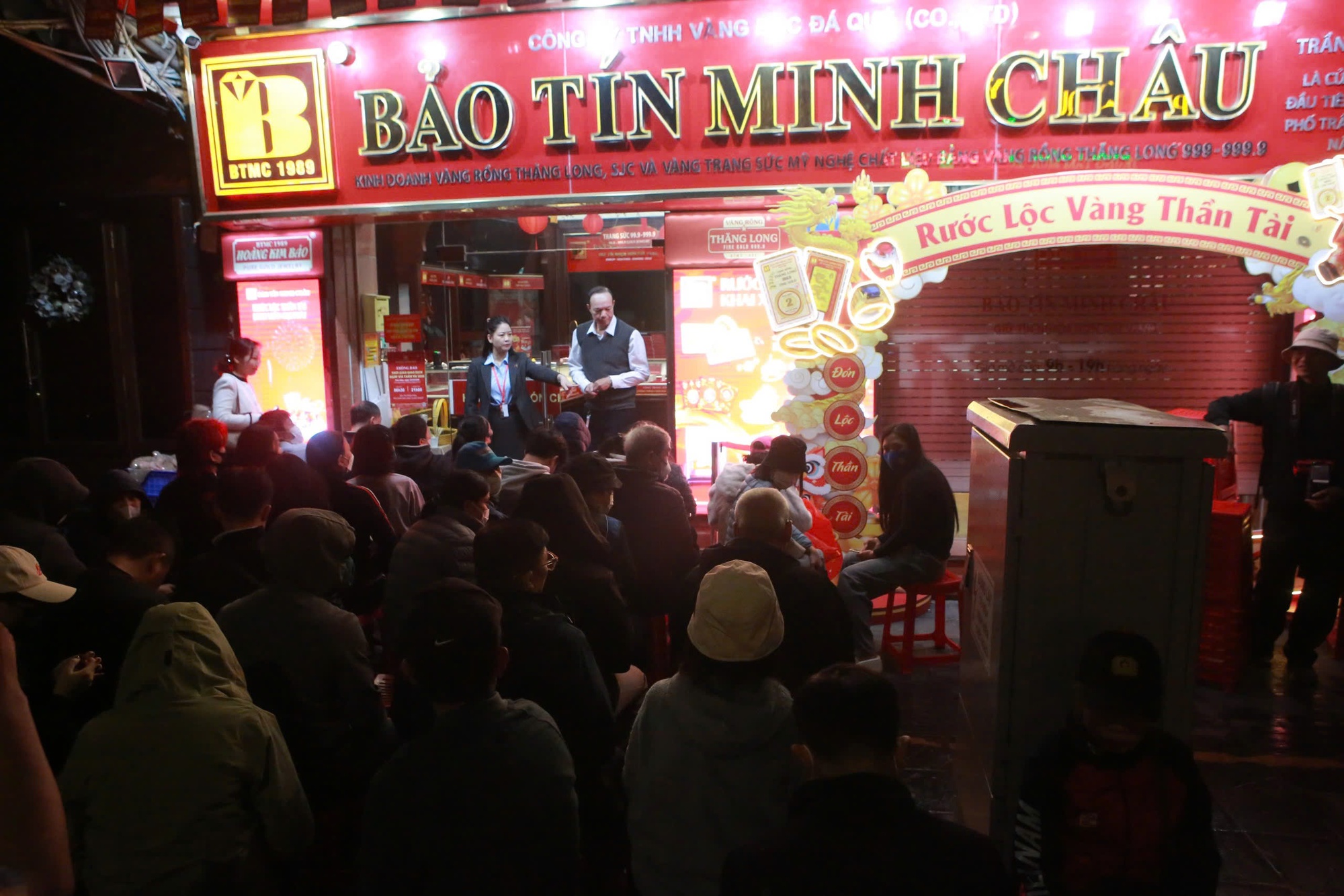 Nhiều năm giữ thói quen mua vàng vía Thần Tài, cụ bà gần 80 tuổi than giá vàng cao quá - Ảnh 1