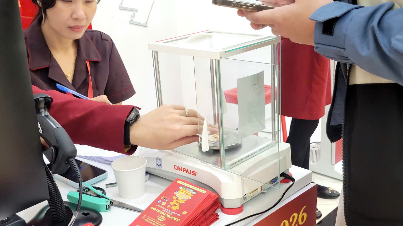 Nhiều năm giữ thói quen mua vàng vía Thần Tài, cụ bà gần 80 tuổi than giá vàng cao quá - Ảnh 2