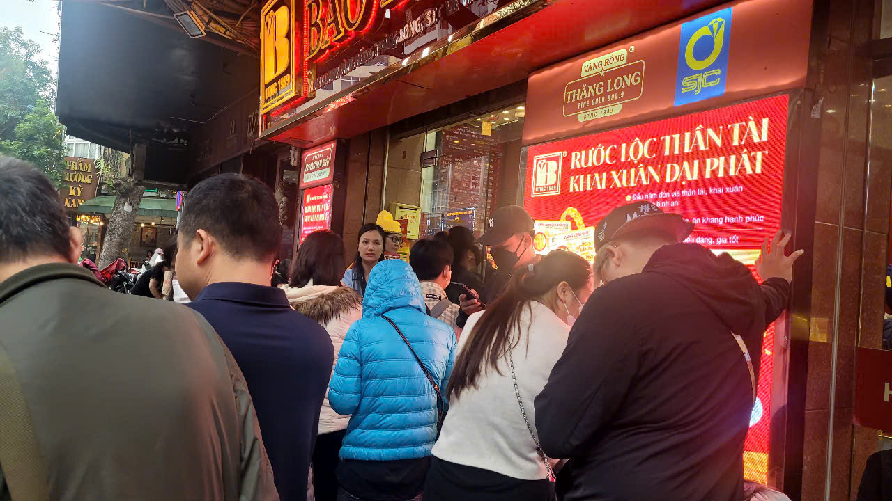 Người dân đội mưa xếp hàng chờ mua vàng trước ngày vía Thần Tài - Ảnh 2