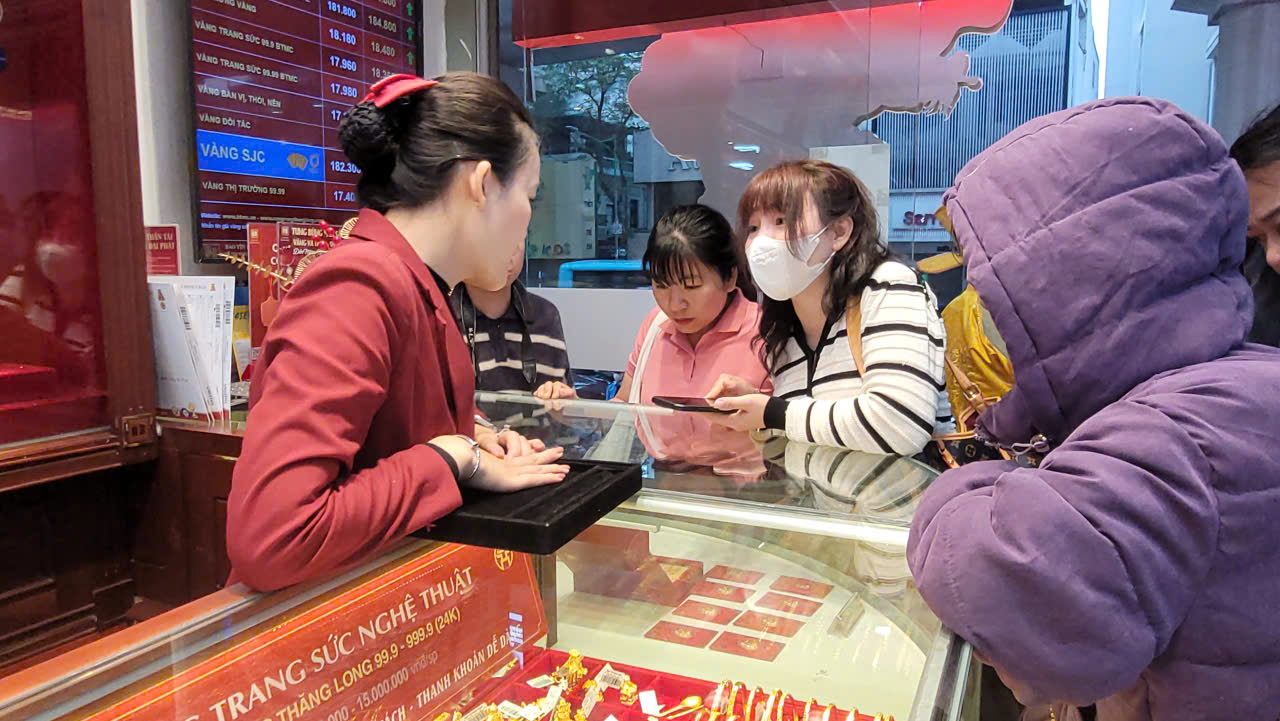 Nhiều năm giữ thói quen mua vàng vía Thần Tài, cụ bà gần 80 tuổi than giá vàng cao quá - Ảnh 3