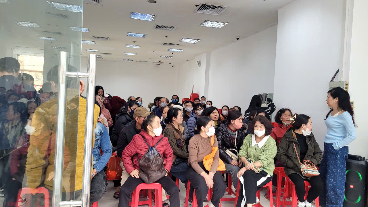 Cửa hàng ra thông báo hết hàng, cả trăm người vẫn ngồi đợi mua vàng, bạc - Ảnh 4