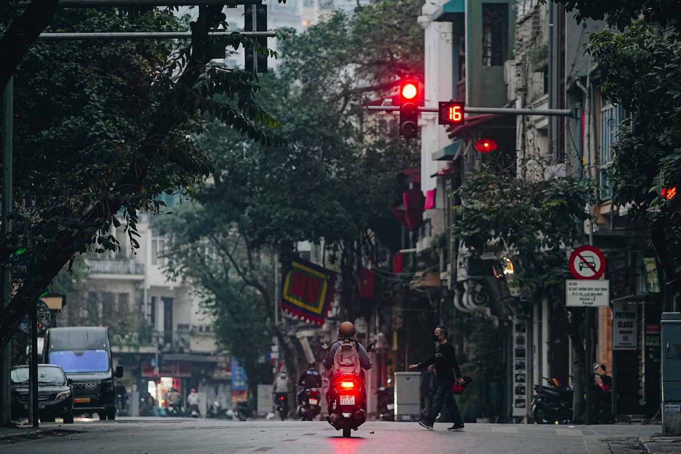 Vẻ đẹp hiếm có của Hà Nội trong buổi sáng đầu năm - Ảnh 2