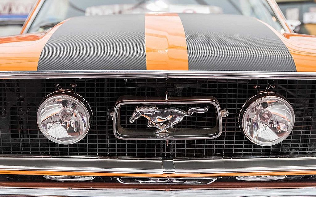 Cùng là ngựa, vì sao logo Ferrari chồm lên, Mustang lao đi, Porsche đứng vững? - Ảnh 5