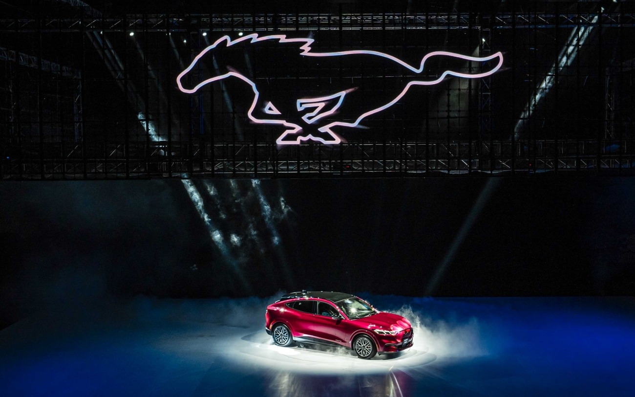 Cùng là ngựa, vì sao logo Ferrari chồm lên, Mustang lao đi, Porsche đứng vững? - Ảnh 6