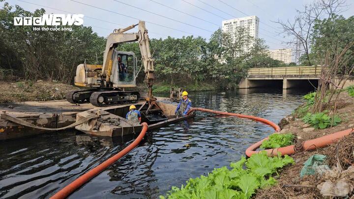 Công nhân ngâm mình trong nước bẩn, nạo vét cống, sông Hà Nội ngày 29 Tết - Ảnh 4