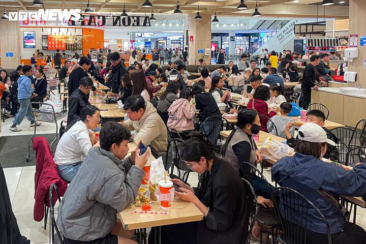 Mùng 4 Tết, trung tâm thương mại ở Hà Nội đông nghịt khách - Ảnh 6