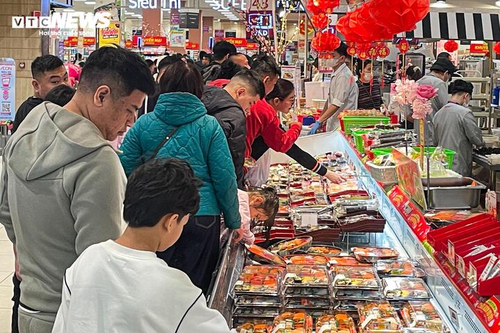Mùng 4 Tết, trung tâm thương mại ở Hà Nội đông nghịt khách - Ảnh 13