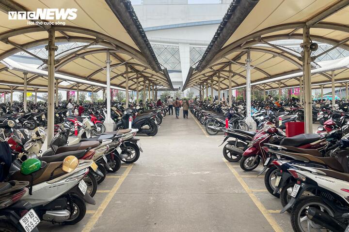 Mùng 4 Tết, trung tâm thương mại ở Hà Nội đông nghịt khách - Ảnh 2