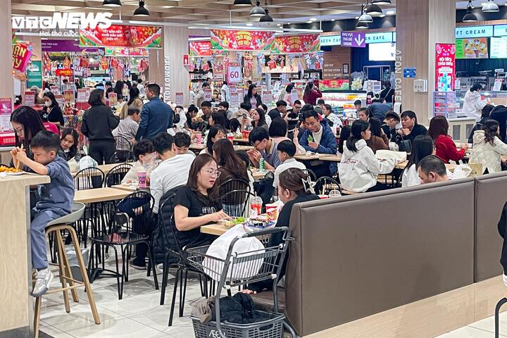 Mùng 4 Tết, trung tâm thương mại ở Hà Nội đông nghịt khách - Ảnh 18