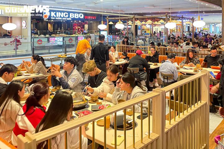 Mùng 4 Tết, trung tâm thương mại ở Hà Nội đông nghịt khách - Ảnh 9