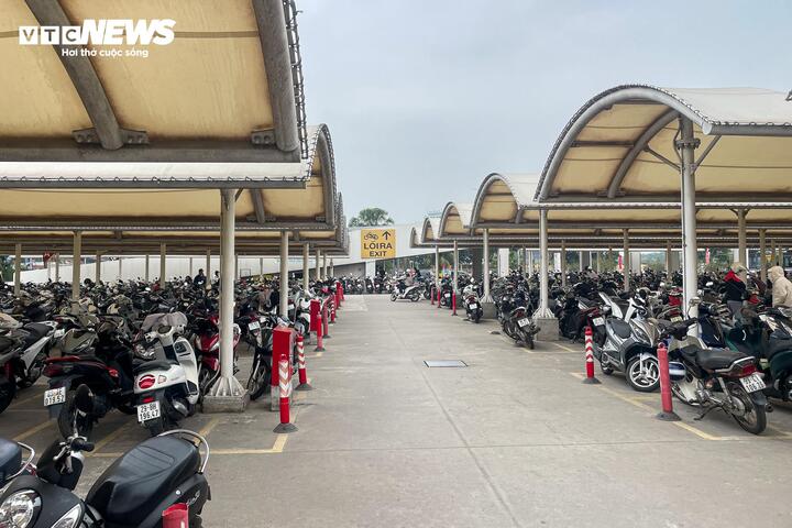 Mùng 4 Tết, trung tâm thương mại ở Hà Nội đông nghịt khách - Ảnh 3