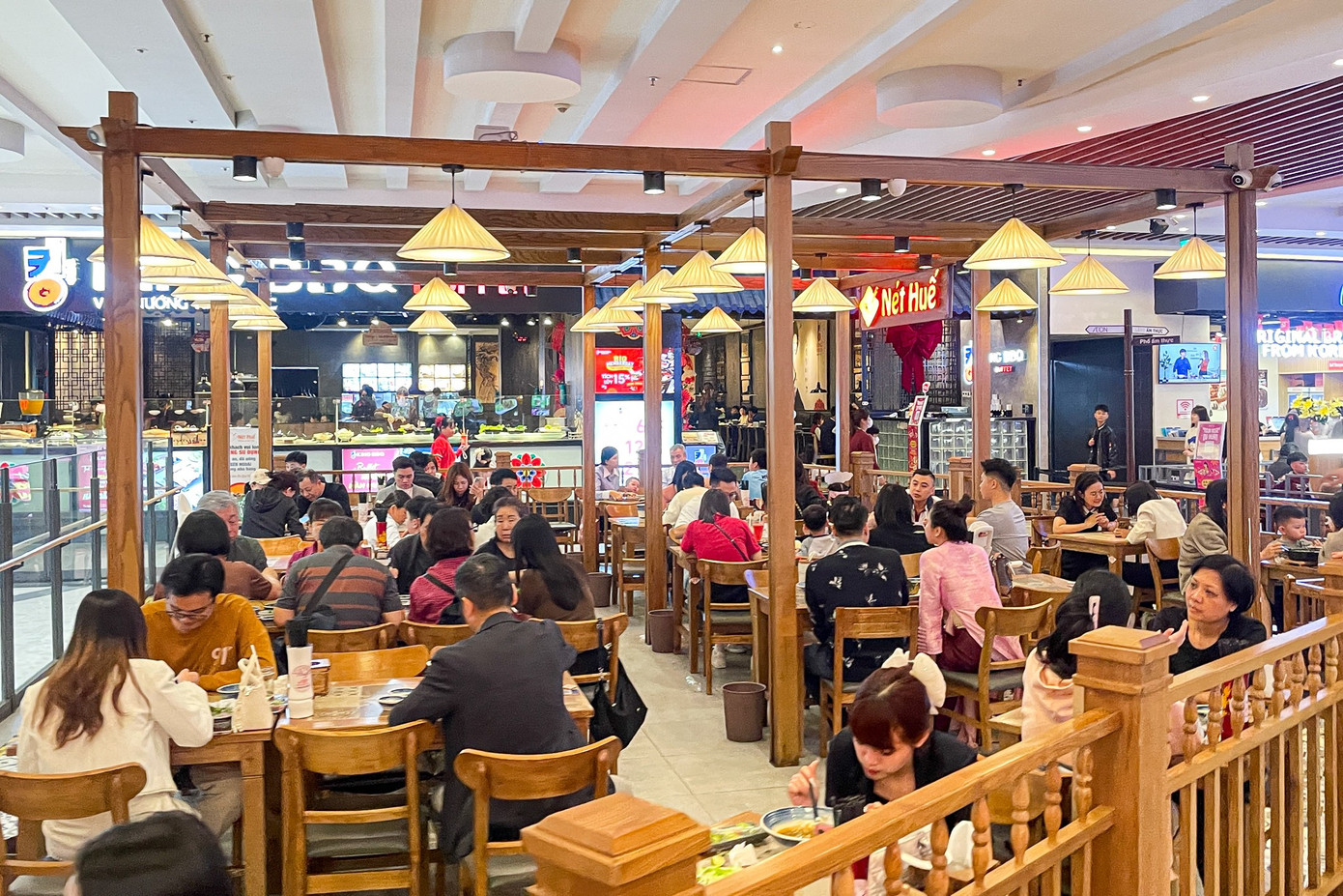 Rời mâm cỗ Tết, dân Thủ đô đổ xô đi 'giải ngán' - Ảnh 7