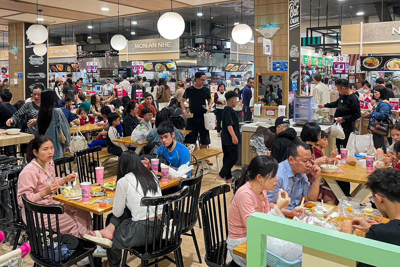 Rời mâm cỗ Tết, dân Thủ đô đổ xô đi 'giải ngán' - Ảnh 9