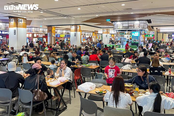 Mùng 4 Tết, trung tâm thương mại ở Hà Nội đông nghịt khách - Ảnh 1