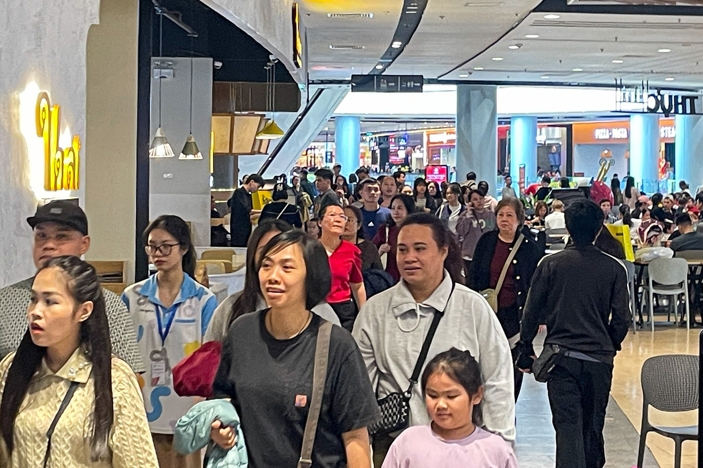 Rời mâm cỗ Tết, dân Thủ đô đổ xô đi 'giải ngán' - Ảnh 10