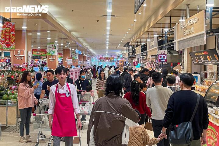 Mùng 4 Tết, trung tâm thương mại ở Hà Nội đông nghịt khách - Ảnh 14
