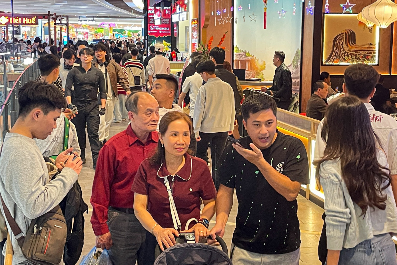 Rời mâm cỗ Tết, dân Thủ đô đổ xô đi 'giải ngán' - Ảnh 11