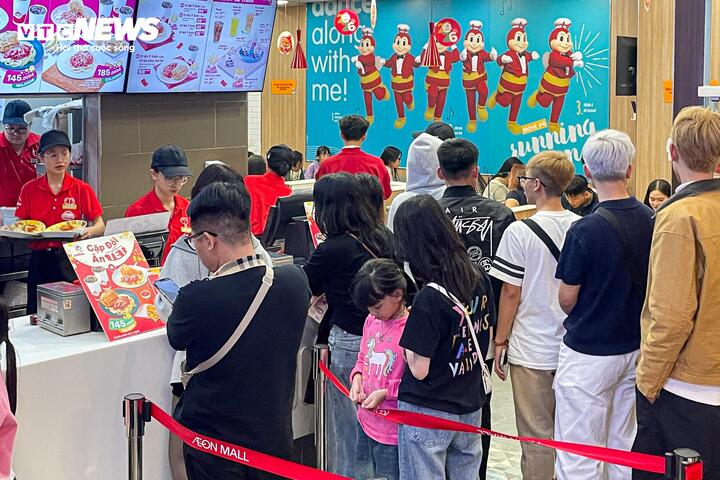 Mùng 4 Tết, trung tâm thương mại ở Hà Nội đông nghịt khách - Ảnh 7