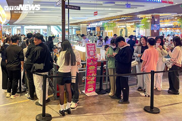 Mùng 4 Tết, trung tâm thương mại ở Hà Nội đông nghịt khách - Ảnh 8