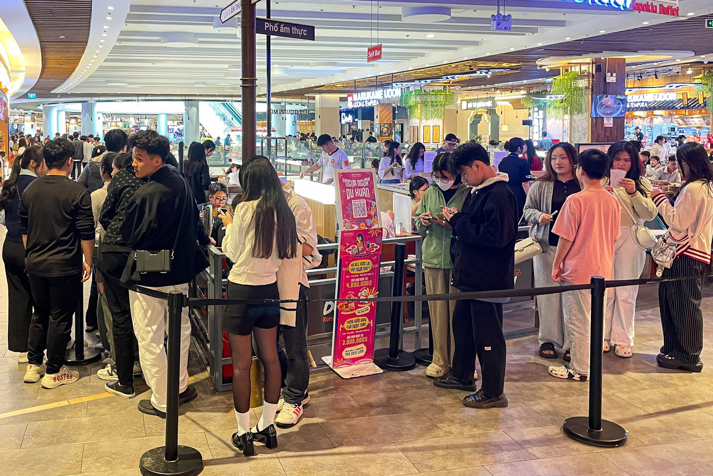 Rời mâm cỗ Tết, dân Thủ đô đổ xô đi 'giải ngán' - Ảnh 6