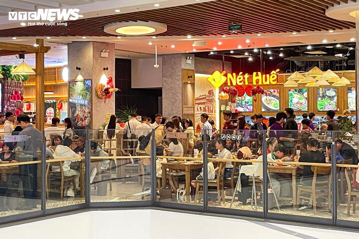 Mùng 4 Tết, trung tâm thương mại ở Hà Nội đông nghịt khách - Ảnh 10