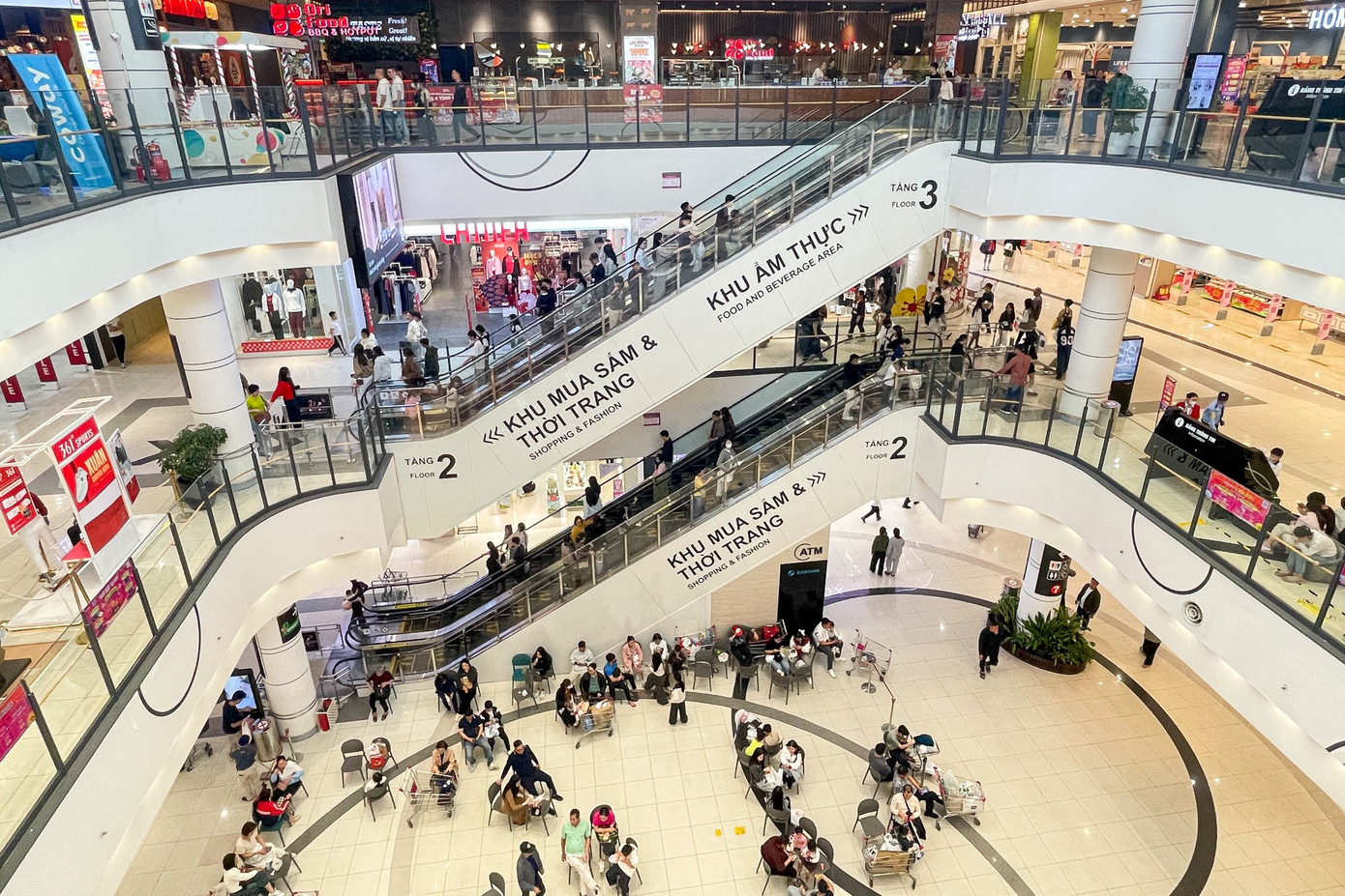 Rời mâm cỗ Tết, dân Thủ đô đổ xô đi 'giải ngán' - Ảnh 1