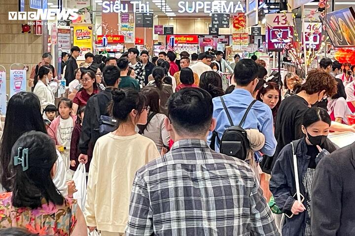 Mùng 4 Tết, trung tâm thương mại ở Hà Nội đông nghịt khách - Ảnh 11
