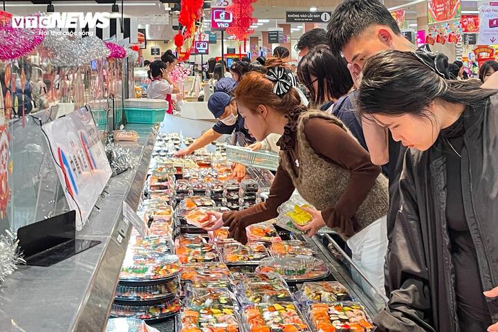 Mùng 4 Tết, trung tâm thương mại ở Hà Nội đông nghịt khách - Ảnh 12