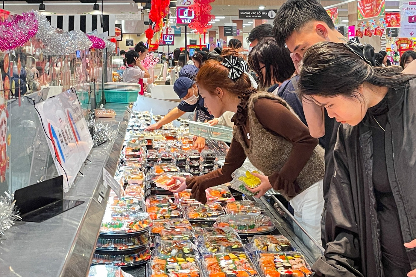 Rời mâm cỗ Tết, dân Thủ đô đổ xô đi 'giải ngán' - Ảnh 3