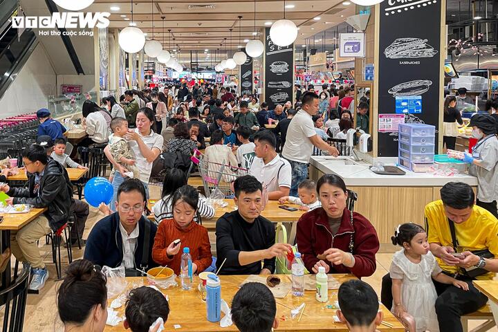 Mùng 4 Tết, trung tâm thương mại ở Hà Nội đông nghịt khách - Ảnh 5