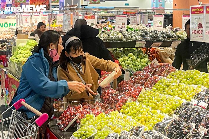 Mùng 4 Tết, trung tâm thương mại ở Hà Nội đông nghịt khách - Ảnh 17