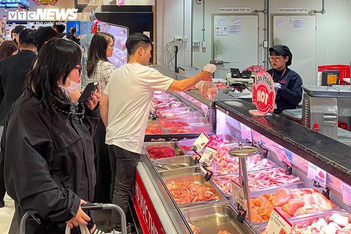 Mùng 4 Tết, trung tâm thương mại ở Hà Nội đông nghịt khách - Ảnh 16