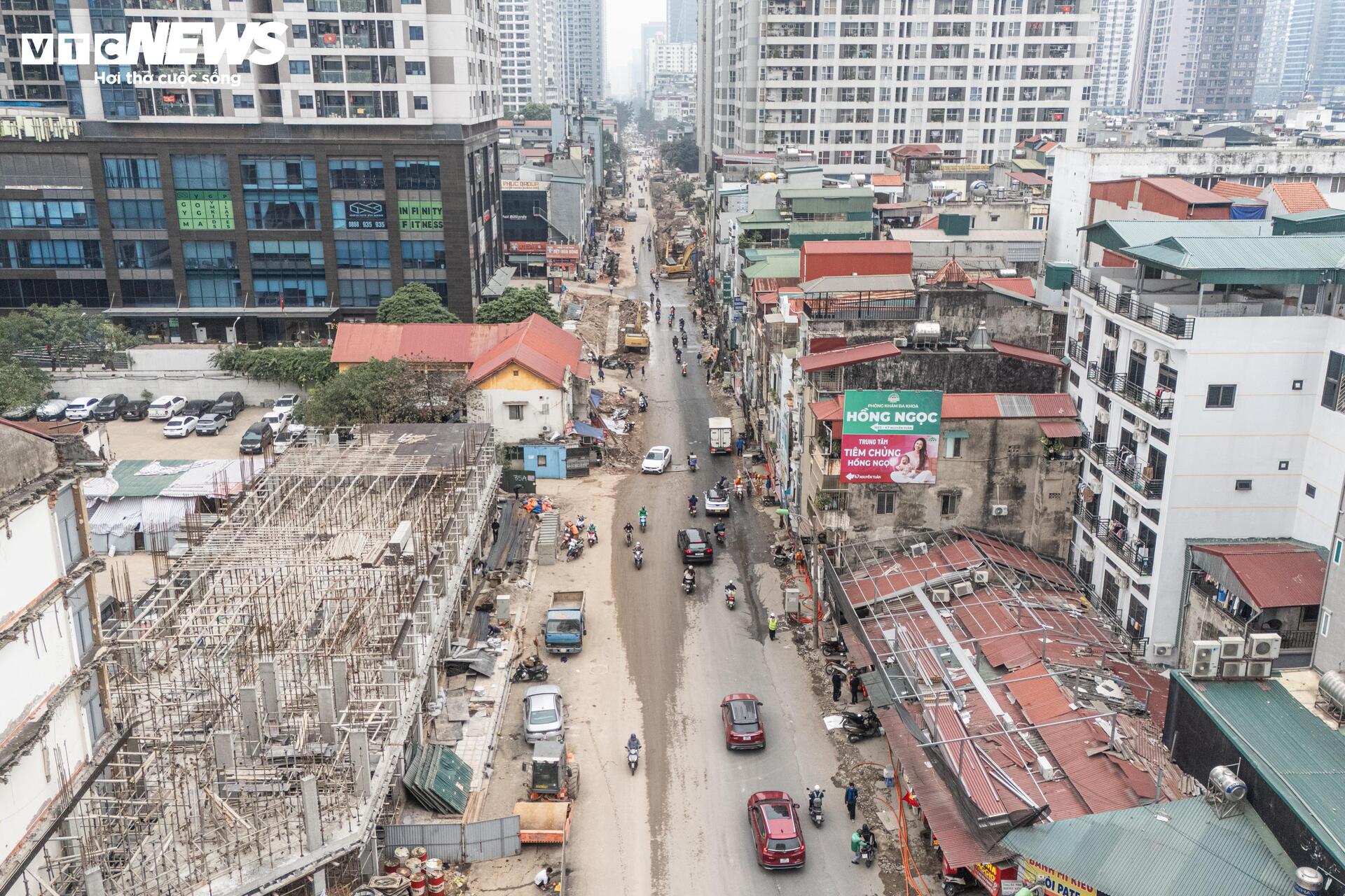 Đường gần 1km ở Hà Nội thi công ì ạch, hộ kinh doanh lo mất Tết - Ảnh 1