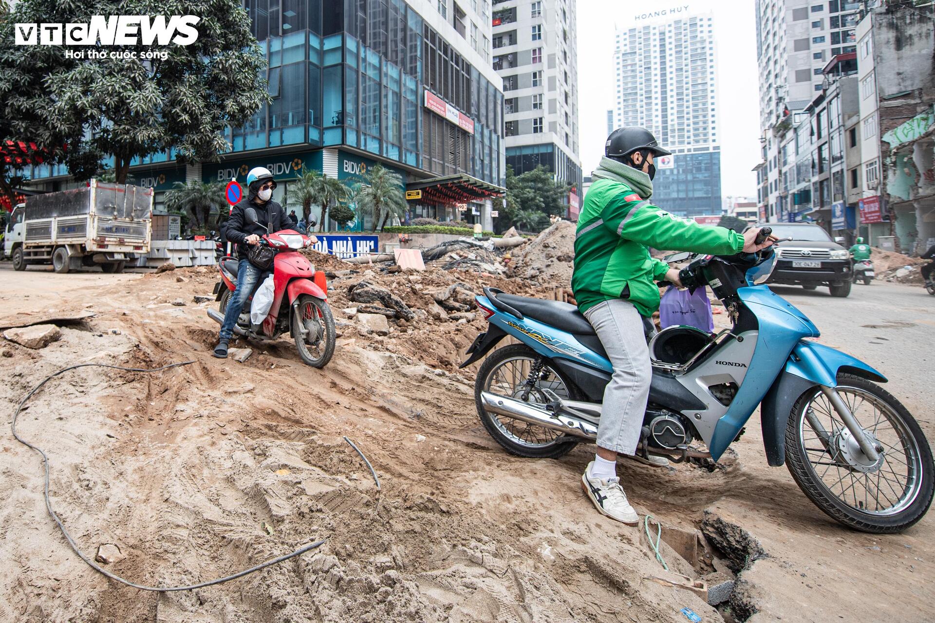 Đường gần 1km ở Hà Nội thi công ì ạch, hộ kinh doanh lo mất Tết - Ảnh 5