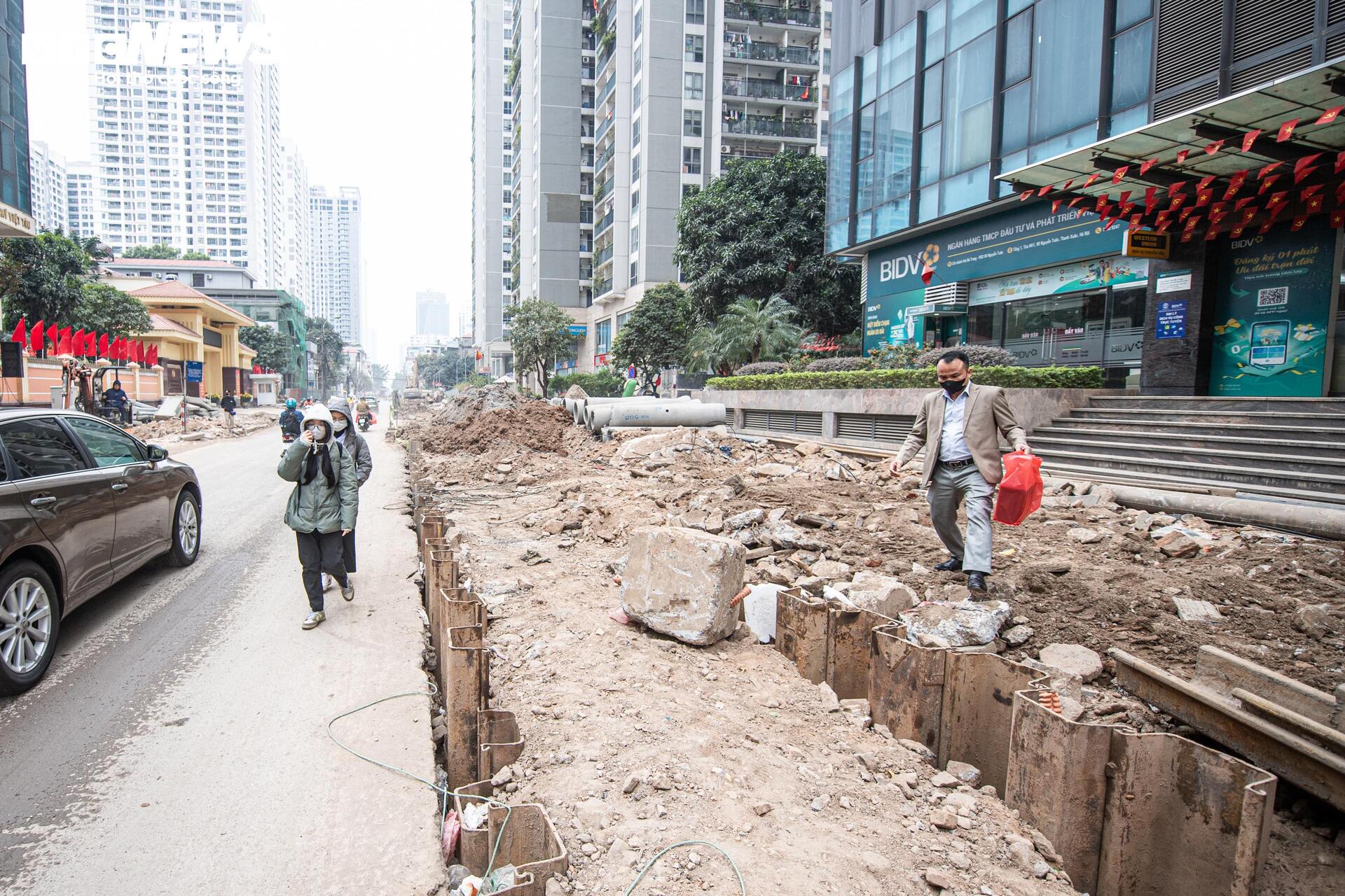 Đường gần 1km ở Hà Nội thi công ì ạch, hộ kinh doanh lo mất Tết - Ảnh 12